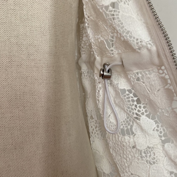 Luxurious Lace vest/tunic. Zip up with hood - Picture 7 of 8